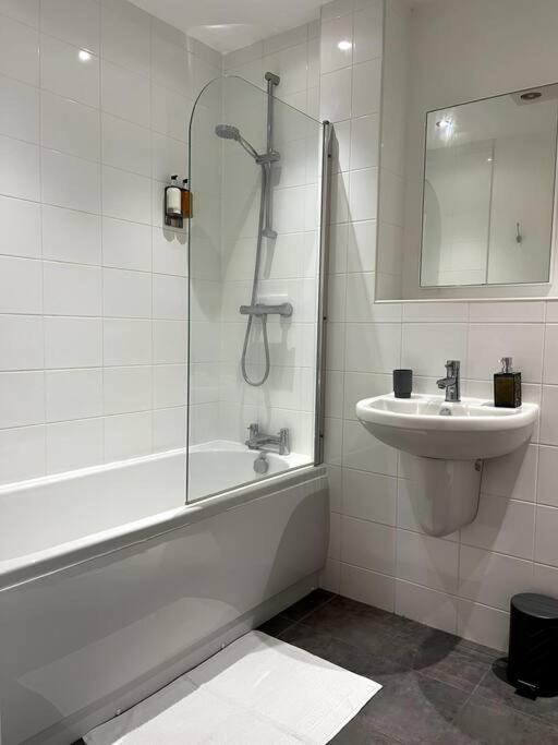 Modern 1 Bedroom Serviced Apartment - Near City Centre Doncaster Exterior photo